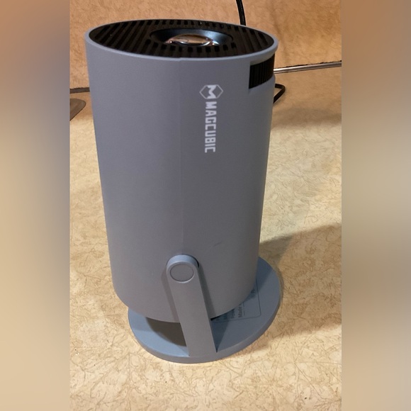 Magic Cube: Smart portable mini projector with batteries remote and cord case. - Picture 4 of 8